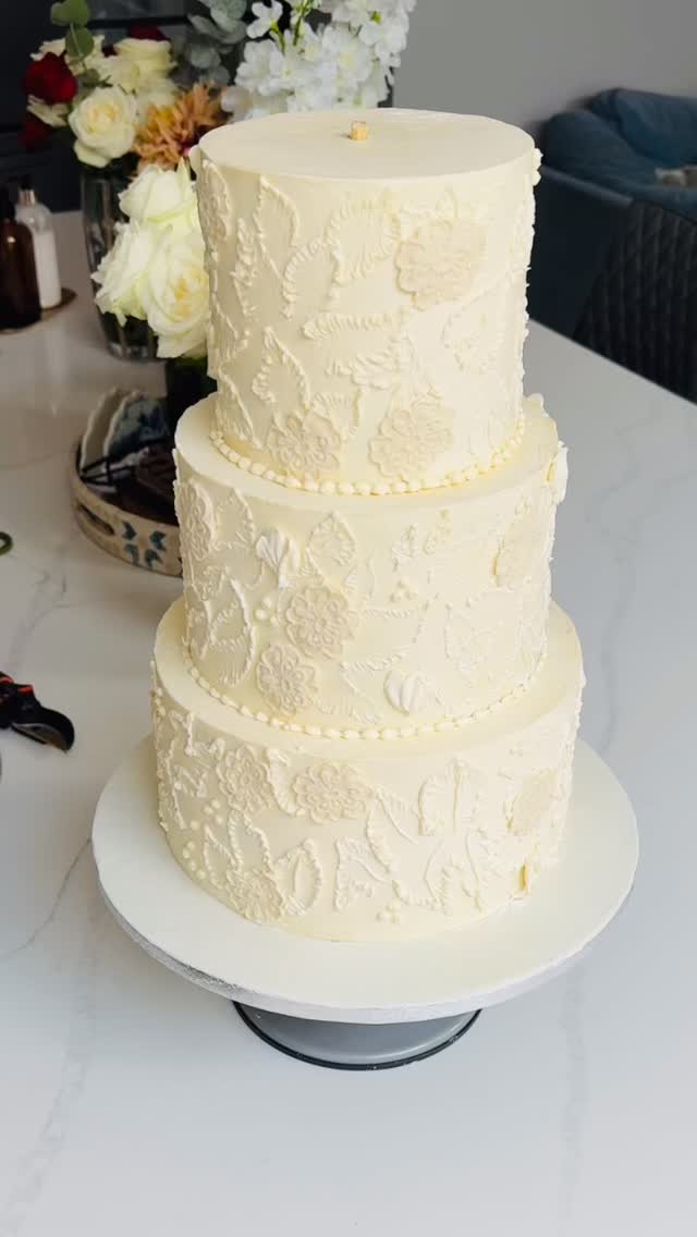 Putting real flowers on a wedding cake. Love the white on white #twistedcakesbytia #welwyngardencity #cakedecorating #welwyngardencitymums #cakedecoratingvideos