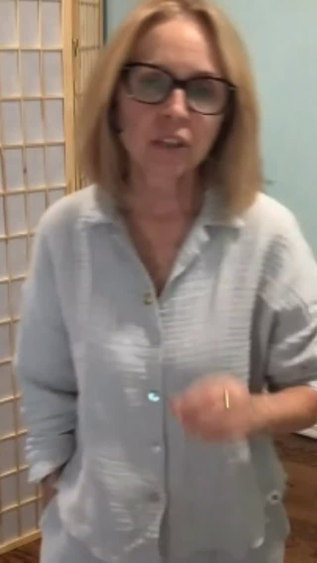 Your Kidney Energy System is on duty in winter! ❄️❄️❄️
This system in Chinese Medicine includes the bladder too.
We learn in Spring Forest Qigong, ways to keep the system stronger. The energy in your lower dantian connects to your kidneys and when you bite your teeth firmly, you push the energy from this area to your heart area and this helps prevent energy loss, promoting the health of your bladder, and for men, their prostate.
This is a share from our weekly online movement medicine sessions and from the book Head to Toe Healing.
How: when you urinate, bite your teeth firmly (but not tightly).
#chinesemedicine #qigonghealing #chinesemedicinetips #qi #kidneyhealth