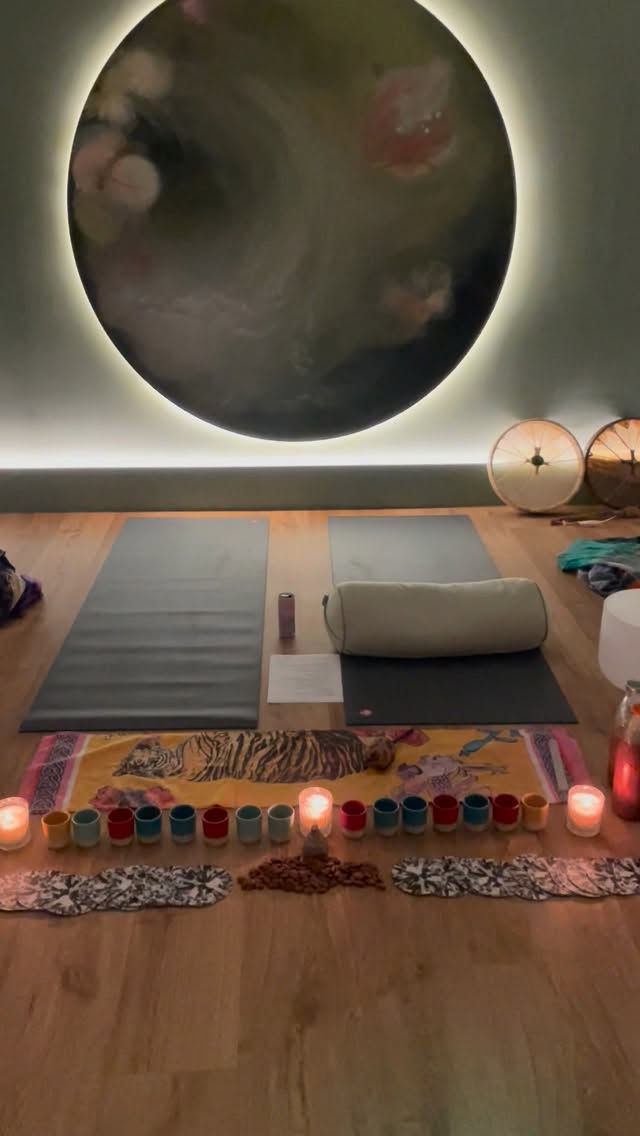 ✨ Wow. What a deep & powerful cacao ceremony ✨🍫❤️
We gathered with the intention of dropping out of the mind and into the body, drinking the cacao as a portal for love, healing, and embodied presence.
Moving, feeling, and dancing… allowing the body to speak.
Guided so beautifully by @charlottiegallagher, the journey felt truly magical and mystical. Followed with deep shamanic sound healing, vibrations connecting and moving through our bodies and souls.
What an honour to sit and dance in circle with such wonderful beings, all showing up as their authentic selves 🤍
As always, it’s pure joy, fun, and powerful energy collaborating with @charlottiegallagher @madarayogaamersham ✨🔥
#amersham #buckinghamshire #thechilterns #soundhealing #cacaoceremony