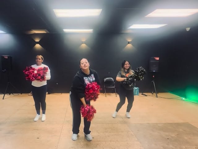 About 14 years since I’ve danced with poms and it feels sooo good! I’ve tried so many different classes that haven’t quite fulfilled me the way songleading does! God has answered my prayers with my perfect style dance class! 🥹 And the cherry on top with the throwback songs 🤩 Not to be dramatic but @erica_cirque_du_soliel you have to keep teaching this class locally for the rest of my life 😝 check out the “Pom Dance” story highlights for more!