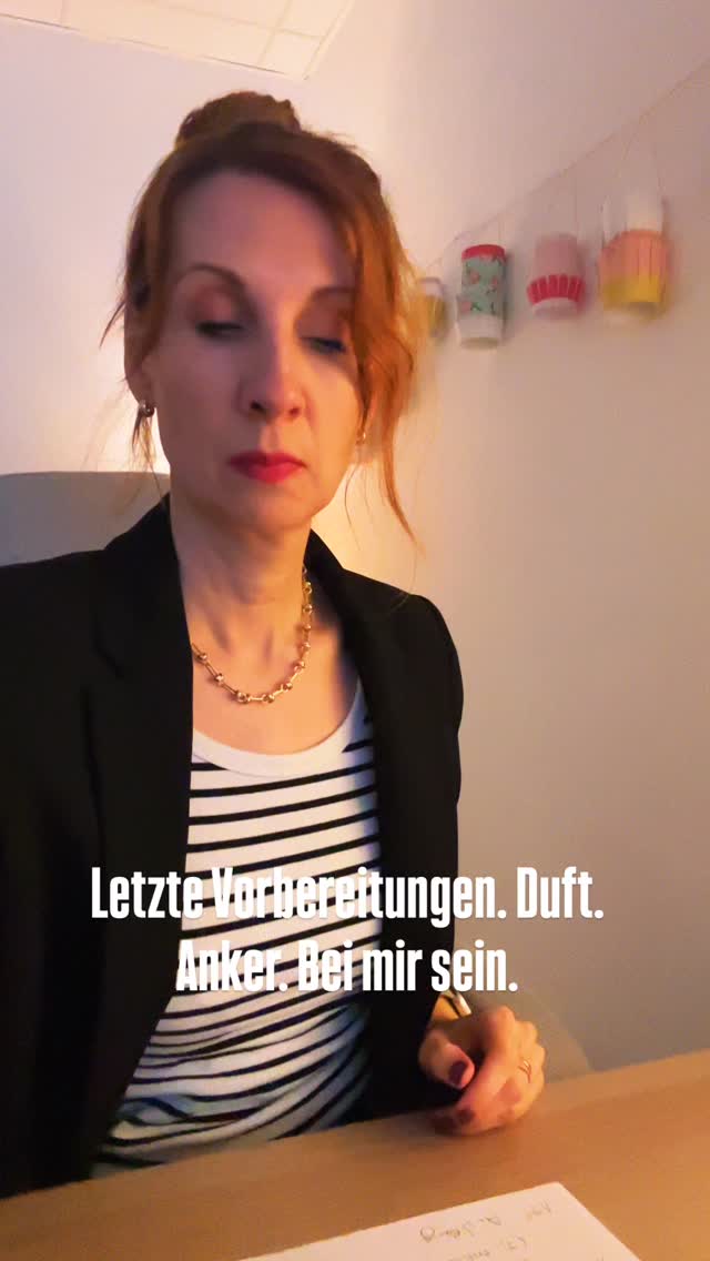 Letzte Vorbereitungen. Duft. Anker. Bei mir sein. ⚓️
Ich liebe es so sehr, wie schnell ich mich mit einem ätherischen Öl in eine bestimmte Stimmung versetzen kann. Eine schnelle, intensive Abkürzung und tatsächlich aus meinem Business nicht mehr wegzudenken.
Welches ist Dein liebstes Duft-Anker-Öl? 🌿✨
Herzliche Grüße,
Britta
@vonfrauzufrau_business
@von_frau_zu_frau_coaching
🌿🌿🌿
@oilpowerment • @oilpowerment_for_horses
.
.
.#ätherischeöle #mentaltraining #mentalegesundheit #erfolgreich #gesund