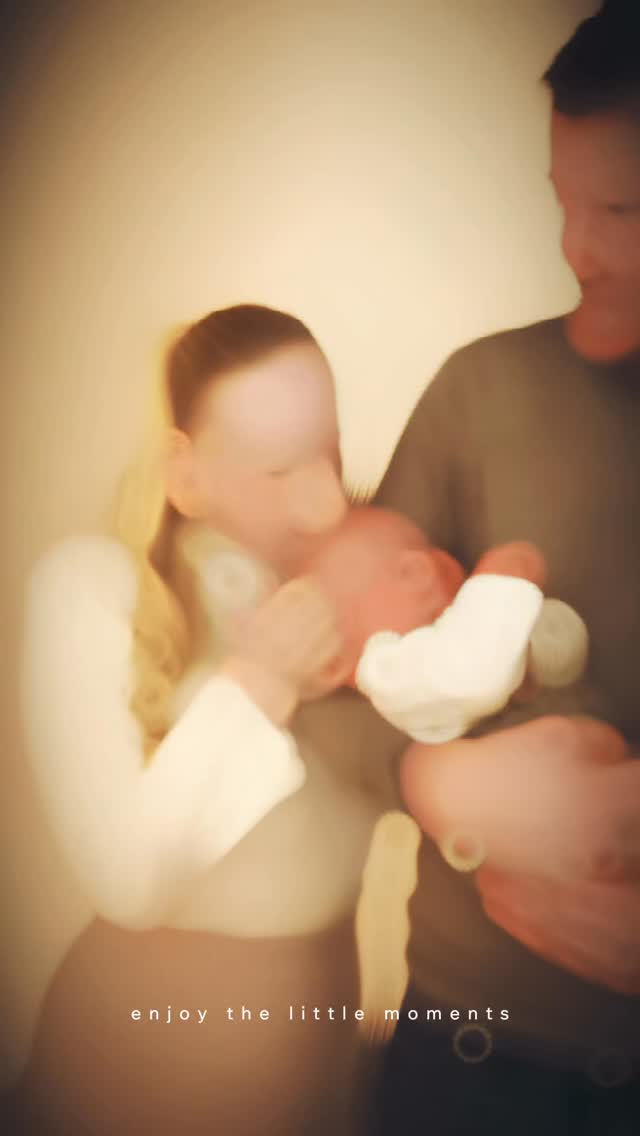 Å få en baby. Å velge nyfødtfotografering.
Noe du aldri glemmer.
Noe som stopper tiden – bare et lite øyeblikk.
Og selv når barna dine er ti, femten, sytten år,
vil du huske hvordan det føltes.
En dag vil barna dine se bildene
og takke deg for at du tok vare på disse minnene 🤍
⸻
Studio i Sætre, Asker kommune nør Oslo og Drammen ❤️
#nyfødtfotografering
#nyfødtfotograf
#minnerforlivet
#småøyeblikk
#barseltid
nybaktmamma
familietid
tidenflyr
fotominne
kgphotography