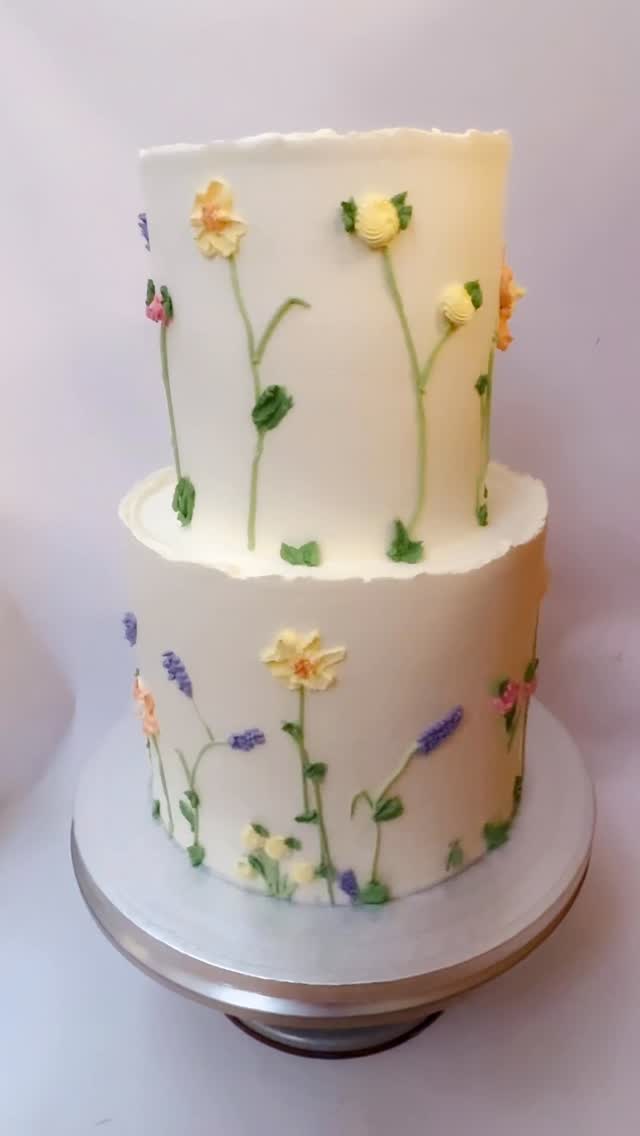 Beautiful cakes for beautiful people. This two tier cake is perfect for a large gathering 🌸
Email our bakery for more info