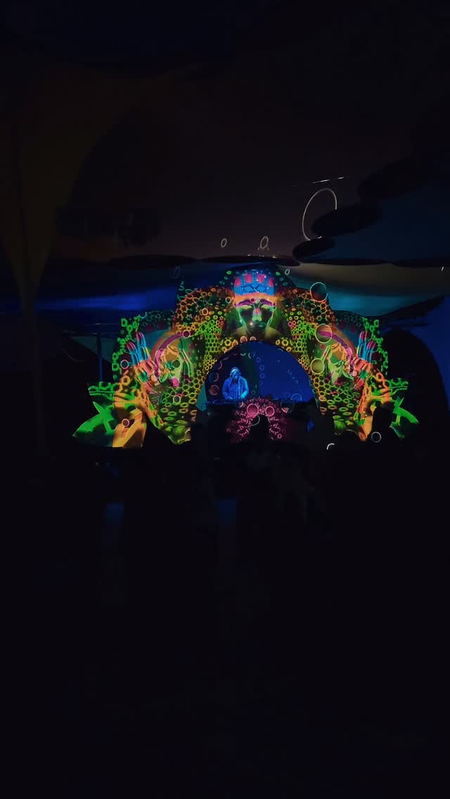 Main Stage mapping para @montemapufestival
Tremendamente agradecida de haber participado en esta edición 2026.
Gracias @teseracto__ y @vj_koteklein_psy_tech por el apañe! 👩🏽💻🤓
Gracias Jorge @drakker por confiar una vez más en mi trabajo.🙌🏼✨
Y gracias @alucine.music por ser el mejor partner festivalero del mundo. 🥰❤️🔥
Se vienen más registros!
@mad_mapper
#mapping #projectionmapping #mappingprojection #vjing #videomapping