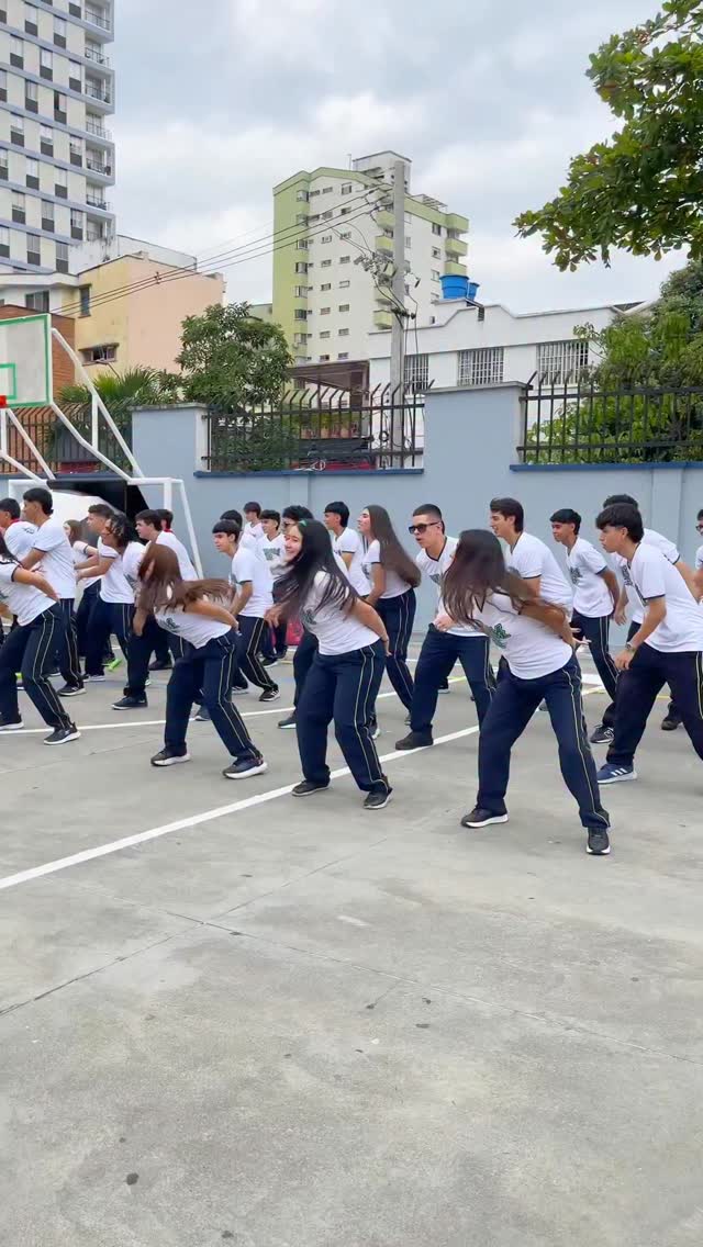 Soaring together, leading forever 🦅✨
La Promoción 2026 💚 dio apertura al año escolar con un espectacular baile 💃🕺 cuya temática se enfocó en el Mundial 2026 ⚽🌍, reuniendo elementos culturales de los continentes: África, Asia, Europa, Oceanía 🌍🌏🌎 y finalizando con una coreografía central en América ❤️🌎.
El lema “Soaring together, leading forever” 🚀 de la #Prom2026 resume lo que quieren vivir y demostrar, asumiendo compromisos claros como: 🤝 respetar para ser respetados; 🙌 levantar al que cae; 🎉 disfrutar con responsabilidad; 🚦 entender que la libertad también implica saber decir “hasta aquí”. Porque ejemplo no es quien nunca falla, sino quien sabe responder cuando falla 💭✨.
La #Prom2026 se presentó con dos símbolos: el color verde 💚 y el águila 🦅.
💚 El verde representa la vida, el crecimiento y la esperanza. Es el color de quien sigue avanzando incluso después de equivocarse. Verde es aprender, cambiar y mejorar 🌱. Verde es entender que este año no se trata de perfección, sino de progreso 📈. Cada día en grado once es una oportunidad para crecer como personas, no solo como estudiantes 🎓.
🦅 El águila, por su parte, no representa solo fuerza o grandeza; representa visión 👁️✨. Ve más lejos no porque sea superior, sino porque se atreve a volar más alto ☁️. El águila no huye de la tormenta: la atraviesa ⛈️. Y ese es el reto este año: enfrentar las dificultades con carácter, unión y madurez 🤍🤝.
Ser promoción no es simplemente un título, es una responsabilidad 💫.
Desde hoy la #Prom2026 es ejemplo para todos 💚🦅✨.