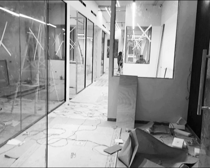 Commercial space on Golf course Road Gurgaon.
#interiordesign #commercialrealestate #officedesign #officeinteriors #flooring #furnituredesign #turnkey #theburrowinterior #shellstudio