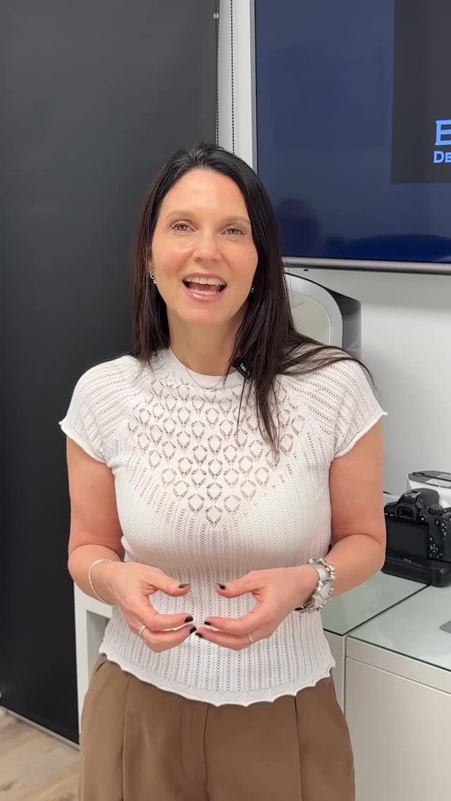 🏠💻 Home office NO es excusa para el sol ☀️
¿Trabajás desde casa y te da el sol por la ventana, balcón o patio?
👉 Los cuidados son los mismos que en la playa.
✔️ Protector solar FPS 50+, incluso en casa
✔️ Reaplicá si estás cerca de la ventana
✔️ Ropa adecuada: remeras, camisas livianas, gorra si te exponés
✔️ No subestimes el sol “tranqui” del mediodía
📌 El daño solar también envejece la piel aunque no estés en la costa.
Cuidarte hoy es verte mejor mañana ✨
#HomeOffice #SolEnCasa #ProtectorSolarSiempre #SkinCareDiario #CuidadoDeLaPiel
Fotoenvejecimiento PielSana RutinaSkinCare Dermatología
NoEsSoloLaPlaya CuidáTuPiel