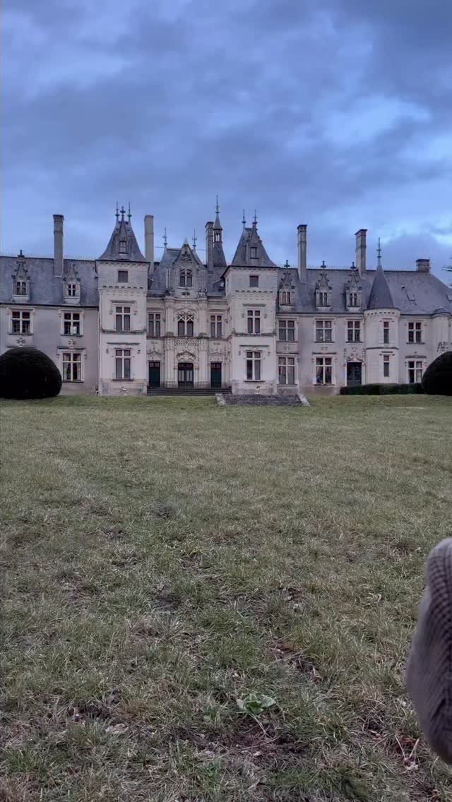 Épisode 4 – Les anciens propriétaires de la Villaumaire
De la marine impériale aux transformations du château,
Pierre-Louis Levesque des Varannes et Zoé Gault de La Galmandière ont marqué durablement l’histoire de la Villaumaire.
Une trajectoire faite d’engagement, de convictions assumées…
et de pierres qui parlent encore aujourd’hui.
🔜 À suivre : une succession inattendue ouvrira le prochain chapitre.
#Villaumaire
#HistoireDeChâteau
#PatrimoineFrançais
#Touraine
#MemoireDesLieux