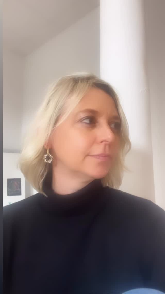 10 Anzeichen, dass du gerade funktionierst- aber nicht aus deiner Seele heraus lebst:
1. Du bist da - aber oft nicht wirklich anwesend.
2. Du brauchst Ablenkung, weil du es nicht aushältst, wirklich mit Dir zu sein.
3. Du wachst morgens mit Anspannung auf.
4. Du kennst viele Tools - aber hast nicht die Energie sie umzusetzen.
5. Du lächelst, aber oft fühlt es sich wie ein automatisches Programm an.
6. Du wartest auf den Moment, wo es endlich leichter wird.
7. Du hast eigentlich keinen Grund, Dich zu beschweren. dein Leben ist „toll“. Aber innerlich fühlst du Dich leer.
8. Du spürst, dass da mehr in Dir ist.
9. Du weißt, dass Du nicht hier bist, um zu funktionieren.
10. Du denkst: Wenn ich jetzt noch das schaffe…noch ein bisschen durchhalte…dann wird alles besser.
#funktionierenmüssen #praxislang #überlebensmodus #selbstliebe #selbstwert