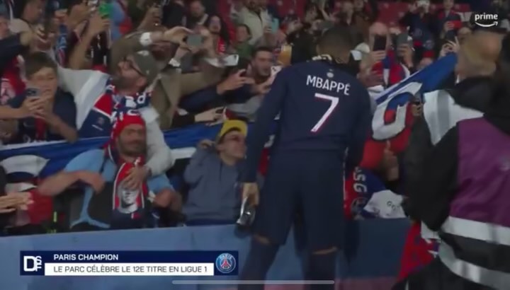 Pour son dernier match au Parc des Princes, @k.mbappe est venu saluer nos adhérents dans notre tribune @handicap_psg et est reparti avec notre écharpe ❤️💙
Belle célébration du titre de Champion de France ! Une belle fête pour tous nos adhérents !
Bonne continuation à notre speaker Michel Montana, figure du Parc !
#mbappe #handicappsg #psg