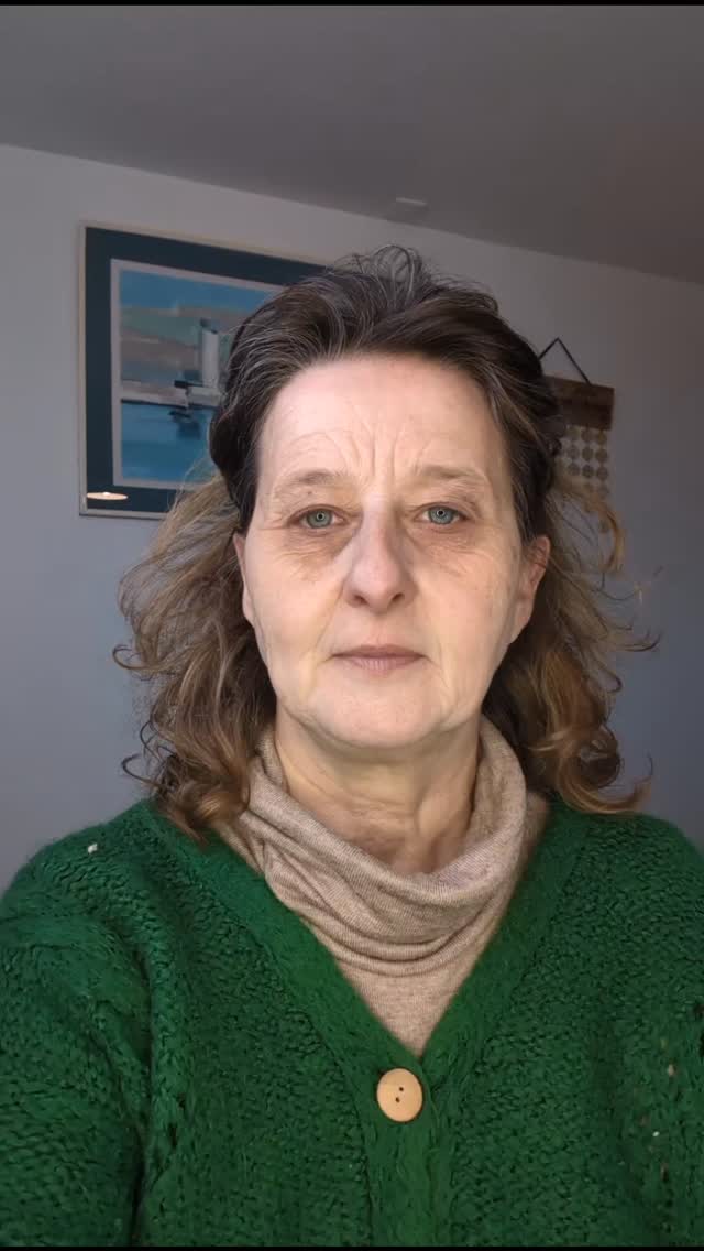 Aujourd'hui dans les histoires extraordinaires j'aimerais vous parler d'une jeune femme qui souffre de vestibulite. C'est un problème au vagin qui fait que la personne souffre extrêmement à la pénétration.
Souvent les problèmes gynéco proviennent de traumatisme dans cette vie ou dans une autre.
Dans son cas on a retrouvé une vie où elle a été enlevée pour devenir prostituée. Elle a subi des sévices sexuels avec des pénétrations forces d'objets.
Elle a fini par se donner la mort en se taillant les veines. Ce souvenir d'horreur s'est réactivé il y a deux ans quand son meilleur ami est mort dans un accident de voiture réactivant cette vie d'avant. Vous vous demandez sûrement pourquoi ?
Et bien parce qu'il était avec elle dans cette vie d'avant.
Son inconscient s'est alors rappelé de la promesse qu'il s'était fait de ne plus donner de plaisir a un homme. Mais tout cela ne rend pas justice. La meilleure des justices serait qu'elle puisse s'épanouir dans cette vie avec l'homme qu'elle aime . La meilleure des justices serait qu'elle puisse prendre du plaisir en faisant l'amour et d'en donner si elle le souhaite... La meilleure des justices serait que son corps guérisse.
#hose #hypnoseregressive #viol #vestibulite #problemegynecologique