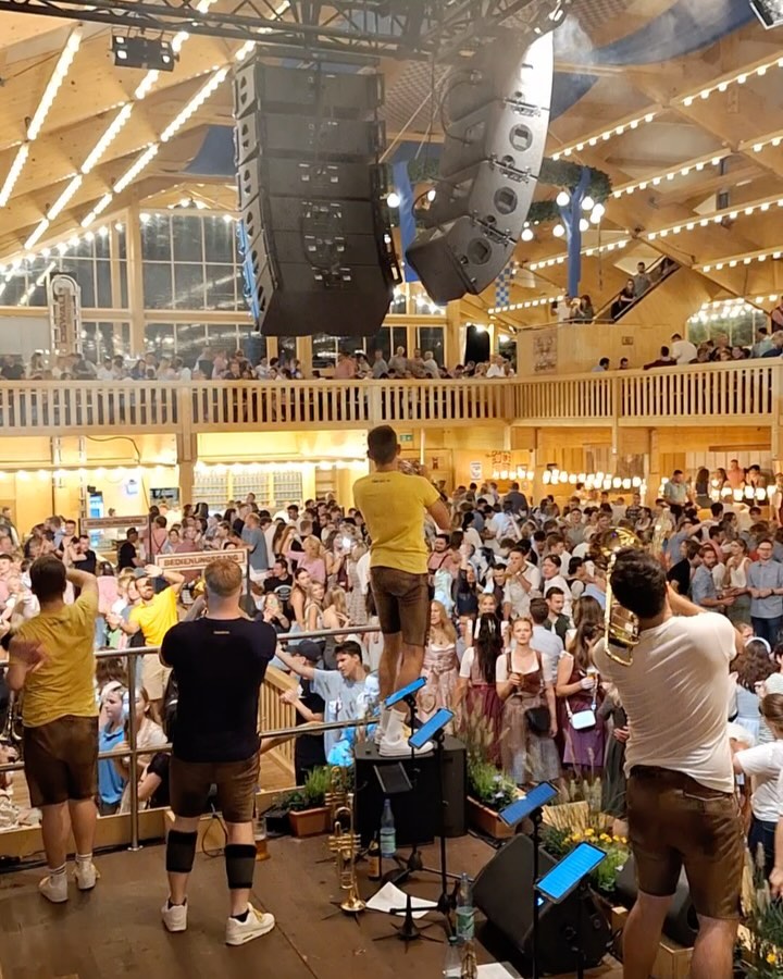 Danke Miltenberg, danke Michaelismesse!🥳😎🫶🏻
++Throwback++
Vor einer Woche durften wir im schönsten Festzelt Bayerns auftreten, beim @lechnerwirt! Es war ein Augenschmauß, nicht nur auf der Bühne 😉
Oh Johnny ... Ja bist du deppard...gings da ab 🤯🥳🔥
Vielen Dank an alle, die unter der Woche mit uns bis tief in die Nacht gefeiert haben ❤️🔥🫶🏻
Dieser Trip an den Main wird uns noch lange in Erinnerung bleiben! 🥳
Merci Miltenberg 🔥