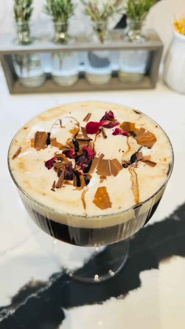 Our Espresso Martini has fallen in love! Meet the Chocolate Rose Espresso Martini, our featured drink now through the end of February. A chocolate drizzle topped with cold foam, sprinkled with rose petals & chocolate flakes then finished with a spritz of organic rose flavor.
Available in both alcoholic and NA versions. Vegan/non-dairy option as well!
Enjoy! ❤️
#espressomartini #downtownlawrence #mocktail #valentinesday #lfk