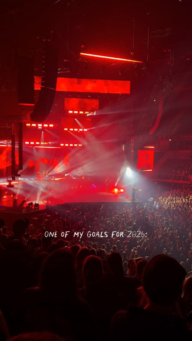 Was ist dein Ziel für 2026?
Eines meiner Ziele ist: MEHR SEIN.
Mich leicht fühlen. Im Augenblick sein. Mehr Musik. Mehr Herzklopfen. Mehr Marmeladenglasmomente. Mehr Mutausbrüche. Mehr von dem, was mich glücklich macht.
Mehr sein.
Und was willst du mehr? ✨
_________
Ich bin Denise - Yogalehrerin und Business Mentorin.
Ich begleite dich auf deinem Weg. Echt, mit Herz und im Einklang mit deinem Alltag ❤️