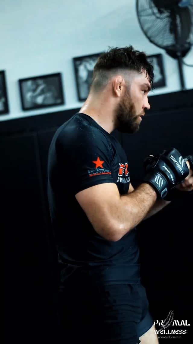 Locked in. No shortcuts. No excuses.
Proud to be backing Sanchez as he steps into this title fight fuelled, hydrated, and prepared properly. Championship rounds demand championship habits - and we don’t play about performance.
From training camp to fight night, it’s earned, not given.
Let’s get it. 🥊🔥 #PrimalWellness #APlusSalt
📷 @lucille_wessels
#PrimalWellness #FightFuel #ChampionshipCamp #NoShortcuts #AncestralPerformance