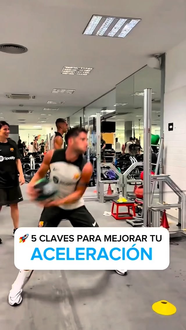 🚀 ¿ACELERAR MÁS RÁPIDO? ⚽💥
La aceleración no es hacer esprines… es entrenar con sentido 👇
🔥 5 CLAVES para mejorar tu ACELERACIÓN como futbolista
1️⃣ Fuerza máxima 🏋️♂️
Más fuerza = más capacidad de empujar el suelo en los primeros pasos.
2️⃣ Fuerza horizontal ➡️
No empujas hacia arriba, empujas hacia atrás para salir antes que el rival.
3️⃣ Rigidez y estabilidad 🦵
Tobillo, rodilla y cadera firmes para que la fuerza no se pierda.
4️⃣ Pliometría 🔥
Reactividad, contacto rápido con el suelo y salida explosiva
5️⃣ Mecánicas de movimiento 🏃♂️
Técnica correcta para correr más rápido y con menos gasto
❌ No es solo correr
✅ Es entrenar bien y con sentido futbolístico
💬 Comenta “ACELERACIÓN” y te ayudamos a mejorar tus primeros metros 🚀⚽
#trainelite #metodo90+ #futbolista #aceleracion #rendimiento