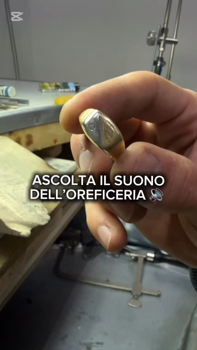 Niente musica.
Solo il suono del vero lavoro artigianale 🔨✨
Ogni colpo, ogni dettaglio, ogni riparazione racconta una storia.
Questo anello è tornato a splendere, come meritava.
#oreficeria #goldsmith #riparazionegioielli #oro18kt #gold