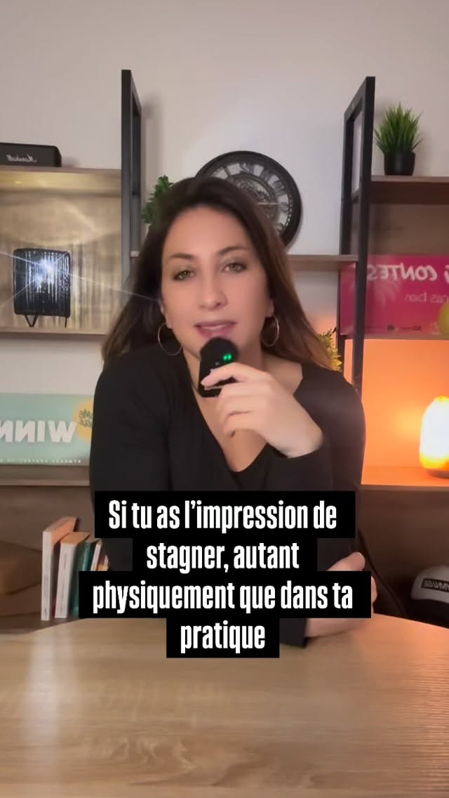 « il y a déjà du renforcement avant les WOD ».
C’est vrai, mais ce renforcement sert surtout à préparer le corps à l’effort.
Il est volontairement général, identique pour tout le monde, et pensé pour un cadre collectif.
Le renforcement dont je parle n’a pas le même rôle.
Il ne sert pas à faire plus, ni à fatiguer davantage.
Il sert à travailler précisément ce que le WOD ne peut pas corriger : tes points faibles, tes déséquilibres, tes manques de stabilité ou de contrôle.
Le CrossFit est complet, mais il n’est pas individualisé.
Deux personnes peuvent faire exactement la même séance et progresser pour des raisons très différentes, ou stagner pour des raisons opposées.
Le renforcement ciblé permet de lever ces blocages invisibles.
Ce n’est pas du travail « en plus ».
C’est du travail mieux orienté.
Quelques minutes bien placées peuvent avoir plus d’impact que refaire toujours les mêmes efforts.
Que l’objectif soit la performance ou la composition corporelle, la logique est la même :
un muscle peu sollicité ne progresse pas, ne stabilise pas, et consomme peu.
Le renforcer correctement rend ensuite tout le reste plus efficace.