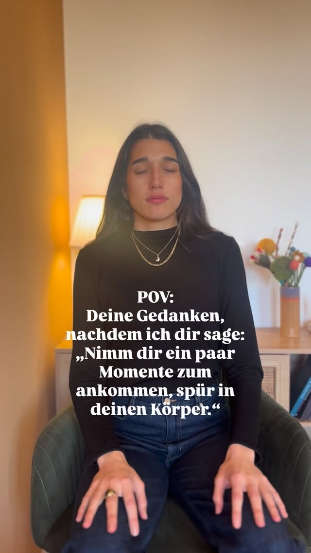 Wenn wir lange im Funktionsmodus sind, stellt sich unser Nervensystem von „Leben“ und damit einhergehender Lebendigkeit auf „Überleben“ (den klassischen Survival) ein.
Die Fähigkeit uns zu Spüren (Empfindungen oder Bedürfnisse) und unsere Gefühle treten dann in den Hintergrund.
Erst wenn wieder Halt und Sicherheit entstehen - durch Innehalten, Beziehung, Körperkontakt - kann sich das Nervensystem dann wieder selbst „regulieren“.
Dann wird Fühlen wieder möglich.
Deshalb zeigen sich größere Emotionen oder unerfüllte Bedürfnisse oft erst im begleiteten/therapeutischen Raum.
Nicht, weil sie vorher nicht da waren,
sondern weil es keinen Platz für sie gab.
P.S.: Ich mache übrigens währenddessen ein paar sanfte Übungen.
Perfekt, um mit dir & deinen Hautgrenzen nach einer längeren Zeit im Funktionsmodus in Kontakt zu kommen.
P.P.S. WIE EPISCH IST DIESES AUDIO? Hab Pumuckl ja geliebt!
•••
Videos wie diese dienen der Unterhaltung und ersetzen keine Begleitung. Sie dienen nicht als professioneller Rat und gehen ebenso nicht auf die Feinheiten psychischer & emotionaler Gesundheit ein (weil sie dafür viel zu individuell ist!).
www.auroraprema.de