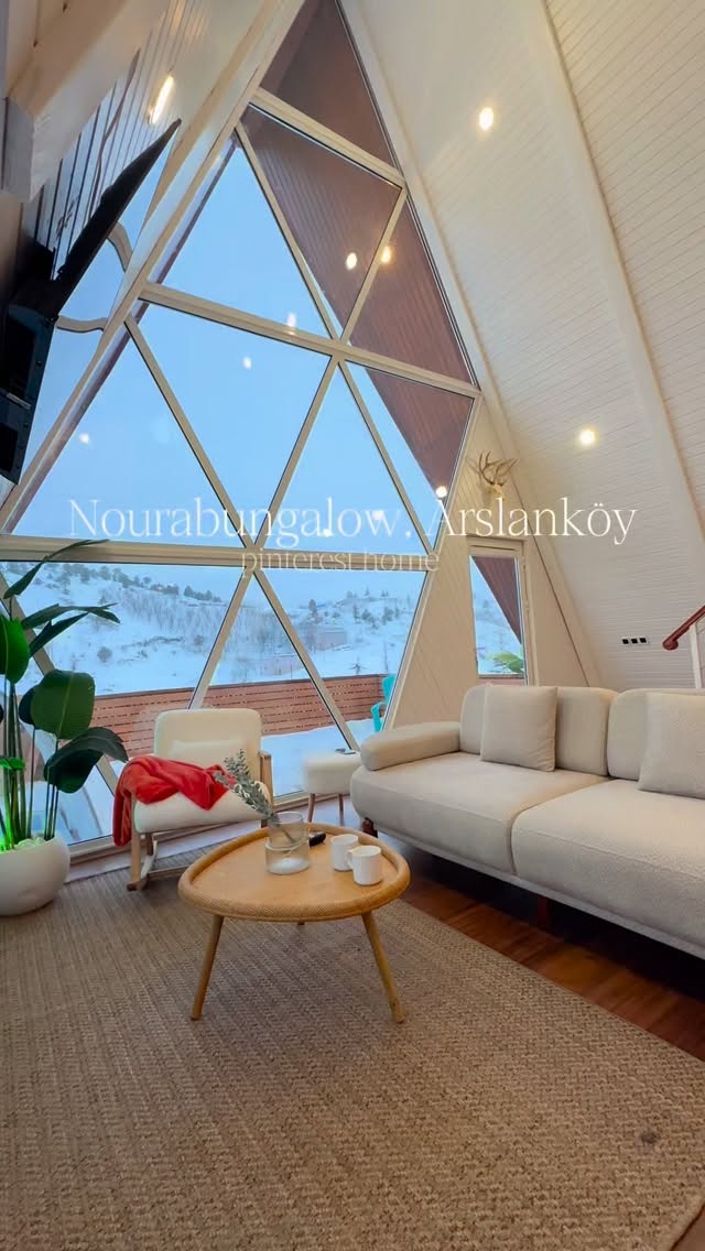 Doğayla iç içe, göl manzaralı 3 katlı yeni bungalovumuz artık misafirlerini bekliyor 🤍
👩🏻💻Rezervasyon Kodu: 2602
🏡 Bungalov Özellikleri:
• En üst kat: Manzaralı çift kişilik yatak
• 2. kat: Çift kişilik yatak odası
• Alt kat: Salon, tam donanımlı mutfak, jakuzi odası ve banyo
🛁 Jakuzi odası, göl manzaralı penceresi olan, kapalı, ahşap ve özel tasarlanmış şık bir alan.
🍳 Mutfak tam donanımlı; ocak, buzdolabı ve elektronik aletler mevcut.
🍽️ Salonda yemek masası bulunuyor.
🌿 Bahçe & Dış Alan:
• Kendine ait özel bahçe
• Bahçede barbekü
• Ateş çukuru
• Açık doğa ve göl manzarası
🏊 Teras:
• Korunaklı sonsuzluk havuzu
🔥 Konfor:
• Şömine
• Isıtma sistemi
• Wi-Fi
• TV & Netflix
• Korunaklı otopark
Sessizliğin, manzaranın ve konforun bir arada olduğu bu özel bungalovda keyifli bir kaçamak sizi bekliyor 🌲✨
📩 Detaylı bilgi ve rezervasyon için bizimle iletişime geçebilirsiniz.
#mersinbungalov #bungalovevleri #bungalovönerisi #bungalovtatili #bungalows