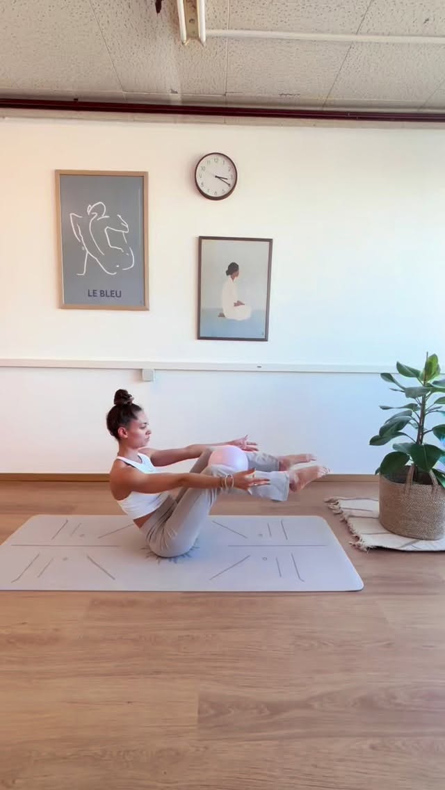 Renforce ton centre, un mouvement à la fois✨
Prends le temps de ressentir, Ralentis le mouvement, ressens chaque engagement pour un travail en profondeur.
Répète chaque exercice 10 fois.
Petite séance, grand effet ✨
#pilate #ball #yogateacher #switzerland #nyon