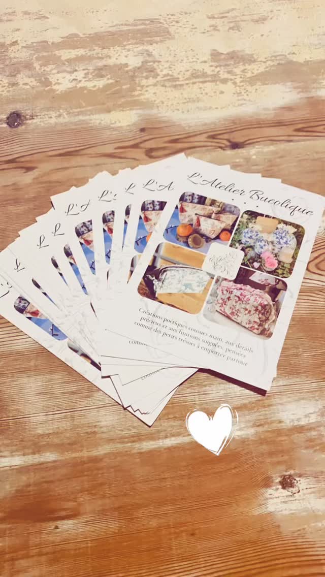🌿 Nouveau flyer, à retrouver dans toutes les bonnes maisons 😉☺️ !
N’hésitez pas à liker et à partager ma publication ou bien à faire un tour sur le site internet de l’Atelier (lien en bio) où vous retrouverez tous mes accessoires poétiques (sacs, pochettes, bananes, bourses, trousses…), aux détails précieux et aux finitions très soignées, dans des tissus romantiques, raffinés et délicats.
Charlotte
🌿 L’Atelier Bucolique
#couture #faitmain #madeinfrance #flyer #artisanat