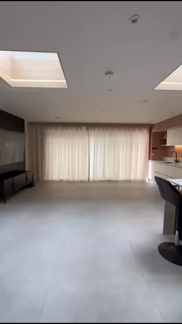 Six metres of space, designed for modern living.
This Gerrards Cross extension brings structure and softness into balance, warm underfloor heating beneath Italian porcelain and a bespoke media as a focal point.
A bespoke floor-to-ceiling kitchen engineered to maximise storage with
Integrated Bose audio, intelligent lighting and seamless detailing complete a space that’s not just extended, but re-imagined.
SOHO Developments | High-end builds & Refurbishments