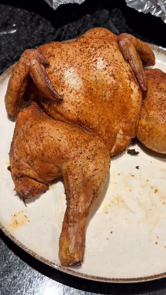 Spatchcock Chicken auf dem Traeger – so gelingt es 🔥🐔
Hähnchen flachschneiden, mit etwas Öl einreiben und grosszügig mit Super Bird Rub würzen, dann bei 180 Grad ca. 45–60 Minuten smoken bis 74 Grad Brust / 78–80 Grad Keule, zum Schluss optional 5 Minuten bei 220–230 Grad für extra knusprige Haut.
Das Gewürz gibt es auf www.bbqshop.ch oder jeweils am Freitag in Bremgarten AG.
#bbqshopch #traegergrill #spatchcockchicken