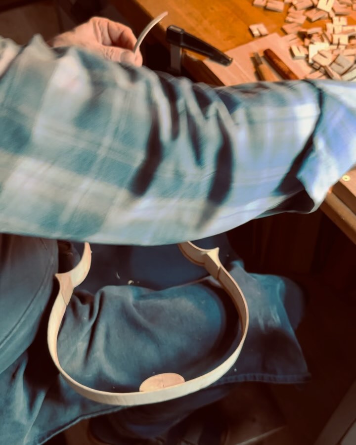 The Art of Sound in Creation - Fine-tuning the Viola for the Perfect Melody.
#berndhiller&son #viola #ribs #linings #handmade #musicians #violists #violin #violinmaker #violinmaking