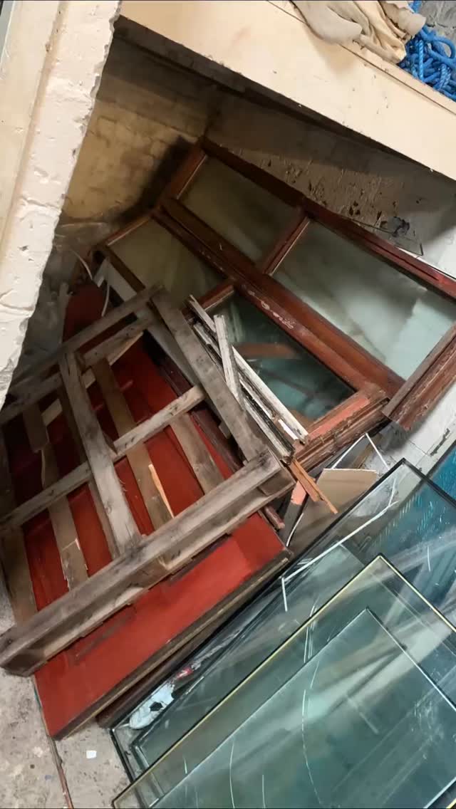 Glass waste needs to be handled with care.
We collect and dispose of it safely, keeping people and properties protected.
#rubbishremoval #glasswaste #edinburghbusiness #caledonianwasteservices #licensedcarrier #glassdisposal