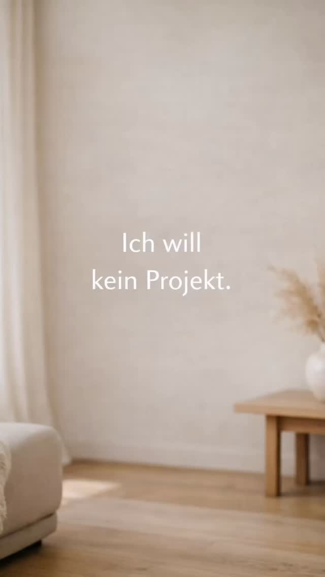 Ein Zuhause ist kein Projekt.
Kein Dauerzustand.
Keine To-do-Liste.
Es ist der Ort,
an dem Entscheidungen abgeschlossen sind
und Ruhe entsteht.
Wenn du dir wünschst,
anzukommen statt ständig weiterzuplanen,
beginnt das nicht beim Einrichten –
sondern viel früher.
