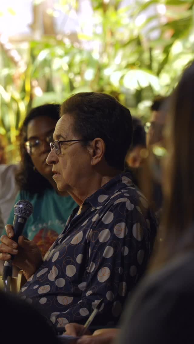 Coerência se contrapõe à banalização, à mecanização e à prática da facilidade - a ideia sem reflexão de que eu faço assim, porque é assim. Educar não é instrução: é um ato de complexidade, densidade, transformação. Sim, voltamos, 2026 começou! Os estudos começaram com toda sua intensidade. Hoje recebemos Yara Magalhães, especialista em Educação Integral no Brasil, para nos ajudar no desafio de seguir construindo uma escola com um projeto coerente. Queremos nos manter atentos aos desafios de tempos que insistem em transformar escolas em empresas e educação em mercadoria. É importante que cada pequeno gesto e detalhe espelhe a transformação que queremos ver no mundo. vídeo: @andstenorio