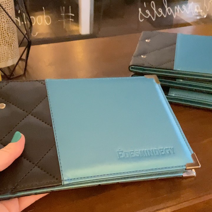 A minőség megtérül😊
7-8 évvel ezelőtt készítettük az előző egyedi borítót az @edesmindegy_ desszertbárnak, szuper jól bírták 🙏🏻 most újra
gondoltuk - a megújuló enteriőrhöz illő, különleges színkombinációval készítettünk nekik borítókat.
Térjetek be hozzájuk egy isteni sütire a Pozsonyi úton🧁🥐🥮
#egyediétlapborító #étlapborítók #egyedilogozással #minőség #bizalom #bőrdíszműves