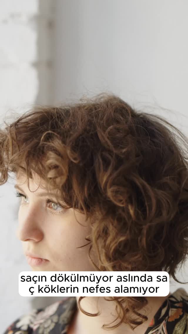 Saçların sana küsmüyor, sadece nefes alamıyor! 🌫️🚫
Hava kirliliği, plastik taraklar ve silikonlu şampuanlar... Saçlarımız her gün görünmez bir savaş veriyor. Sonuç mu? Dökülme, cansızlık ve kopmalar. 🥀
Ama doğanın buna çok güçlü bir cevabı var. 🌿
Saçlarını özüne döndürecek, kimyasaldan uzak o formüller Pürlen Katı Şampuanları ve Pürlen Saç Bakım Ürunlerinde saklı
Doğal dönüşümü kaçırmamak için bizi takipte kal! #purlennatura #sacbakimi #doğalşampuan #saçdökülmesi #fyp