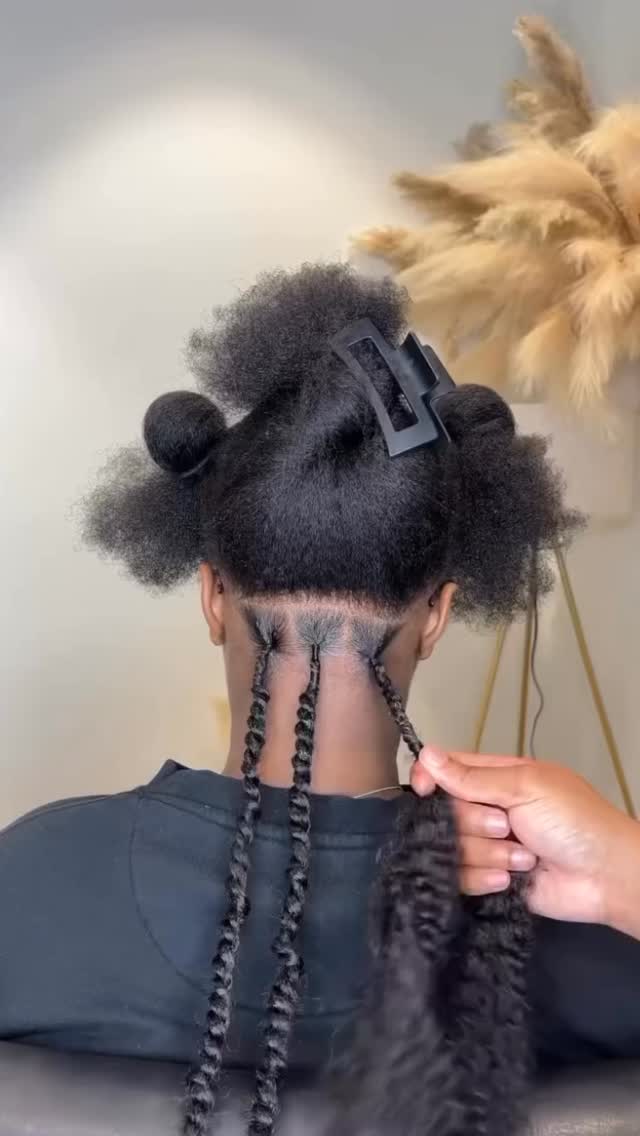 PRE-Twisted or TWIST It Up yourself! We have both to accomplish this beautiful style 🤩 Call us or message us today on WhatsApp. Fast delivery all over #dakarsenegal #senegal #gambia