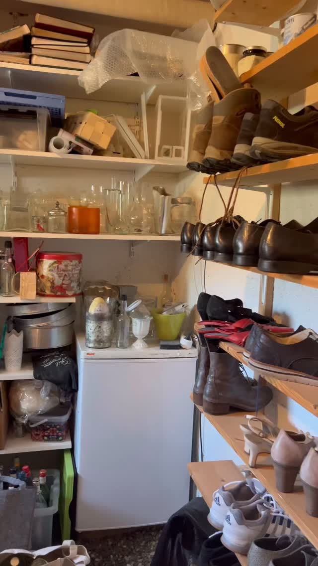 1. Der Keller ist das Unterbewusstsein des Hauses
Alles, was oben keinen Platz mehr hat – Entscheidungen, Erinnerungen, „vielleicht irgendwann“, Schuldgefühle wegen Geld, Geschenken oder alten Lebensphasen – landet unten.
Ein voller, chaotischer Keller bedeutet oft: ungeklärte Themen sind nur ausgelagert, nicht gelöst.
2. Aufgeschobene Entscheidungen kosten dauerhaft Energie
Jeder Karton steht für eine nicht getroffene Entscheidung.
Und auch wenn du ihn nie öffnest: Dein Nervensystem weiss, dass er da ist.
Das erzeugt unterschwelligen Stress und dieses Gefühl von „ich müsste eigentlich mal…“.
3. Ordnung im Keller = innere Sicherheit
Ein klarer Keller vermittelt unbewusst:
Ich habe Überblick. Ich bin vorbereitet. Ich habe Ressourcen im Griff.
Gerade in unsicheren Lebensphasen wirkt das extrem stabilisierend.
4. Der Keller ist oft der ehrlichste Raum
Wohnzimmer sind inszeniert.
Küchen funktionieren.
Aber der Keller zeigt, wie wir wirklich mit Überforderung, Verlust, Fülle und Mangel umgehen.
.
Ist der Keller der Raum, der dich momentan am meisten belastet? Melde dich per dm, ich helfe dir gerne, dein Chaos anzugehen und endlich Platz zu schaffen.
.
.
.
.
.
.
home organizing | decluttering | familienalltag | ordnungssysteme | ordnung schaffen | schweiz | aufräumhilfe | bern | organisieren | kleiderschrank | aufräumen | thehomeedit
#thun #loslassen #minimalismus #mariekondo #ordnungstipps