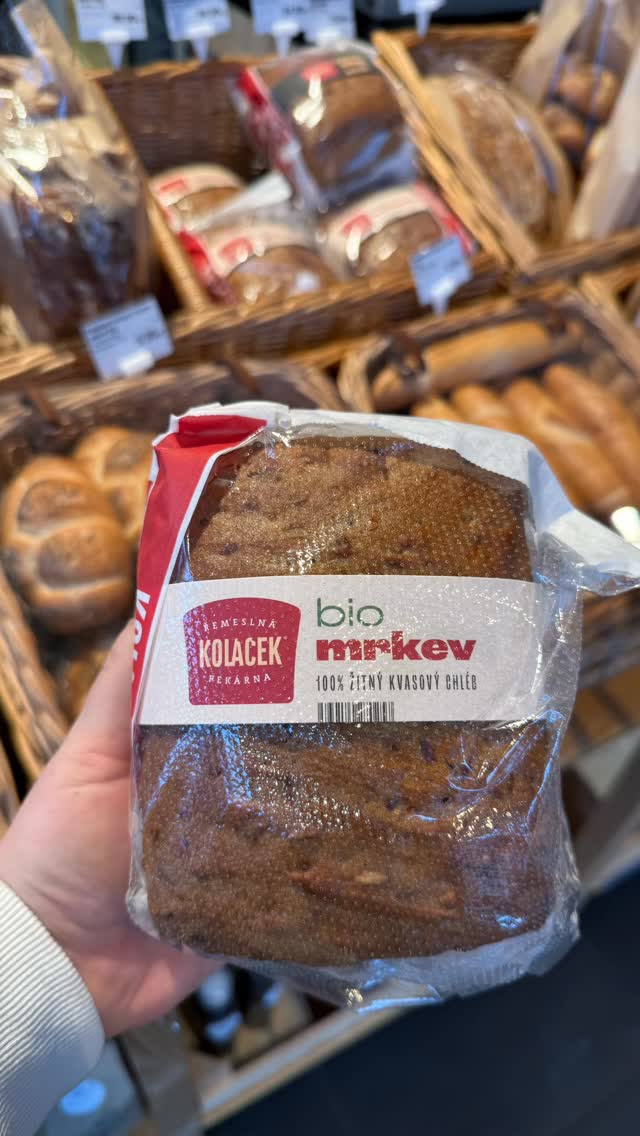 100% žitné kvasové chleby od @kolacekpekarna u nás najdete každou středu
Dnes máme:
👉Jenom Žito - bio 100% žitný celozrnný chléb bez semínek, s fermentovaným nemletým žitným zrnem
👉Mrkev - bio 100% žitný chléb s bio mrkví a semínky
👉Celozrnný- bio 100% žitný celozrnný chléb s kvasem a semínky
👉Hokkaido- bio 100%žitný chléb s kvasem, strouhanou dýní a semínky