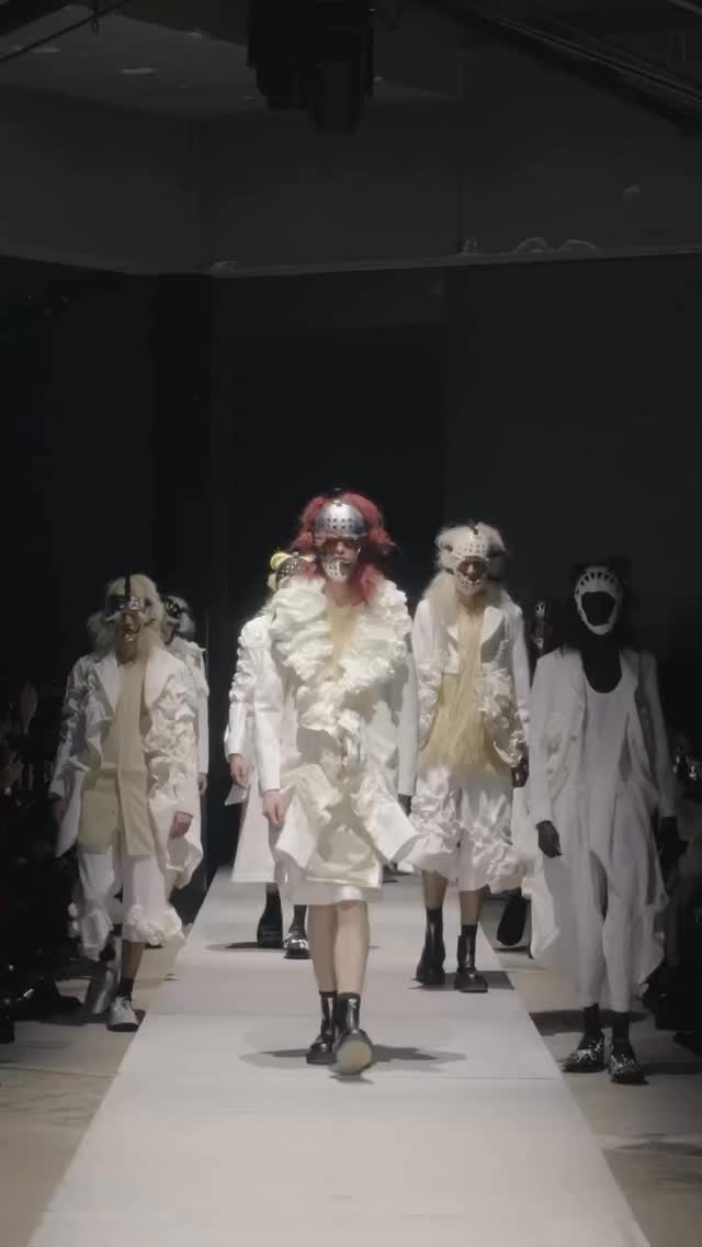 A Comme des Garçons Homme Plus Inverno 2026 encena um masculino em tensão. Começa contido, quase sufocado por máscaras e estruturas rígidas, e termina em branco, pedindo afeto ao som de Michel Polnareff. Entre alfaiataria desconstruída, volumes românticos e a frase “vista a sua liberdade”, Rei Kawakubo questiona o quanto ainda se exige dureza dos homens hoje.
A leitura completa, com análise do desfile e da sua simbologia, está no link da bio.
#CommeDesGarçons #HommePlus #Inverno2026 #ModaMasculina #ModaConceitual ReiKawakubo