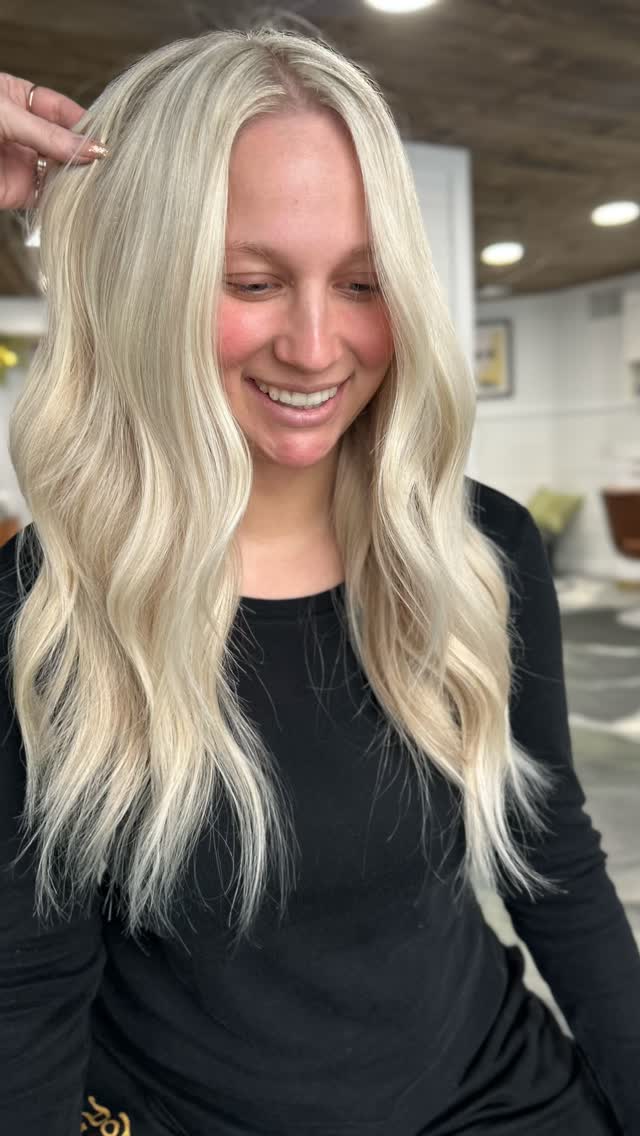 💗⭐️Staring @ashley_florian
Here we have 18” soft & subtle dimensional blonde extensions.
Perfect for feeling bright blonde but with a little more 😊😍