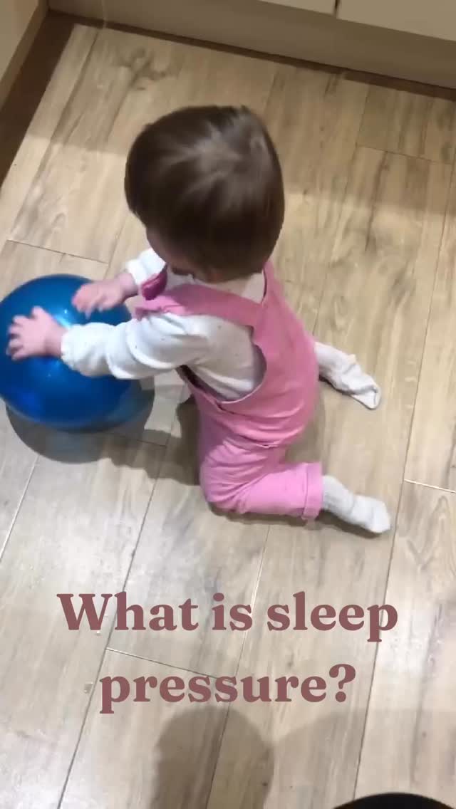 🎈Sleep pressure… let me explain with a balloon!
Think of sleep pressure like a balloon filling with air.
Every minute your little one is awake, the balloon slowly fills up.
Playing, moving, learning, being busy = more air in the balloon.
When the balloon is full enough → sleep comes easier.
They settle quicker, sleep deeper, and wake less.
But here’s where it can wobble…
🎈Too little sleep pressure, have they had a “danger nap” too close to their actual nap time or bedtime? Or the nap has been too long? (balloon not full yet)
→ bedtime battles, long settling, split nights.
🎈Too much sleep pressure, have they had an earlier nap time, not enough day time sleep or bedtime is too late? (balloon over-inflated)
→ overtiredness, cortisol kicks in, restless sleep, night wakes, early wakes.
The sweet spot is a nicely filled balloon, not squishy and not about to pop.
That’s why wake windows, nap timing and bedtime matter so much when building the right amount of sleep pressure for your little one.
Follow me for more helpful sleep tips 💫
#toocooltostayawake #babysleeptips #babysleephelp #infantsleepconsultant #sleepconsultant