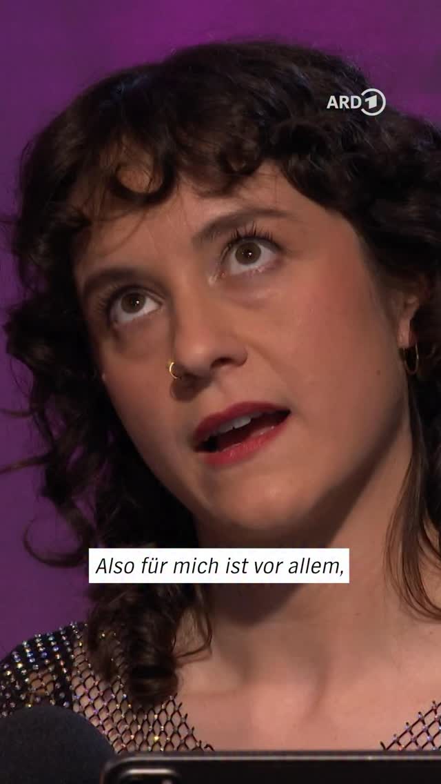 Es war lange mein Traum, die Harfe irgendwie mit meiner Stimme zu verbinden. Und zu lange lebten beide in getrennten Welten - aber ich habe einen Weg gefunden! Ich bin so glücklich und stolz, am Sonntag ein Programm mit dem fantastischen @ensemblereflektor gestalten zu dürfen, das so ziemlich alles vereint, was ich mag 🤍🦋🤍 Klassik, Indie, Filmmusik, Tanz, Streicher, Harfe & Stimme (nicht nur meine!) - das Ganze so kurratiert, dass man, ohne es direkt zu merken, von der einen in die nächste Klangwelt transportiert wird (Musik ist ja sowieso immer aus dem selben Holz geschnitzt, und ich halte auch nichts davon, dass man unterschiedliche „Genres“ grundsätzlich an unterschiedlichen Orten oder zu unterschiedlichen Zeiten spielen sollte, but that’s for another time…)
Freue mich riesig auf dieses Konzert im @festspielhausbadenbaden !
Der Gesprächsausschnitt stammt aus der Sendung NDR Kultur EXTRA, Juni 2025. Danke nochmal an @cdroeck für die Einladung und @philippcavert für die schönen Fragen!