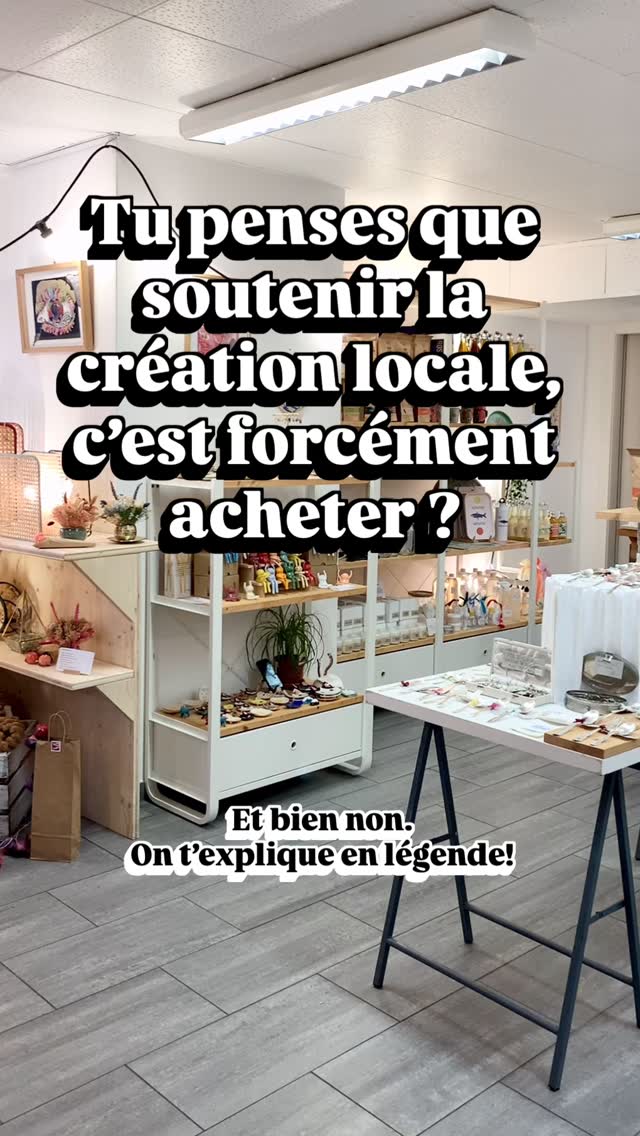 On pense souvent que soutenir la création locale, c’est forcément acheter. Même si bien sûr, l’achat reste essentiel pour faire vivre ces projets, il existe plein de gestes simples et gratuits qui font une vraie différence.
Sur les réseaux sociaux, la visibilité dépend énormément des interactions.
Un like, un commentaire, un partage ou un enregistrement permettent aux publications de circuler et d’être vues par plus de personnes.
Sans ça, le travail des créateur·rices reste souvent dans l’ombre.
Et en dehors des réseaux, tu peux aussi :
• parler d’une boutique ou d’un·e créateur·rice autour de toi
• recommander une adresse à un·e ami·e
• passer à la boutique, même juste pour regarder ou discuter
Tous ces gestes soutiennent la création locale, sans sortir le porte-monnaie.
Alors la prochaine fois que tu vois un post d’un·e créateur·rice ou d’une petite boutique que tu aimes :
like, commente, enregistre ou partage 🔥
C’est gratuit, et ça change vraiment les choses 🫶🫰