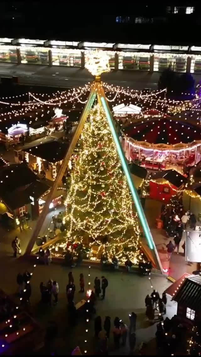 Winterthurer Wintermarkt 2025 🎄
Vom 19. November bis am 23. Dezember 2025 strahlte der Teuchelweiherplatz in Winterthur in warmem Licht. 🕯️ Vielseitiges Essensangebot und ausgewählte Produktstände wurden ergänzt von überraschendem Rahmenprogramm. ✨
🎥: @jannick.schoch
#winterthurerwintermarkt #weihnachtsmarkt #winterthur