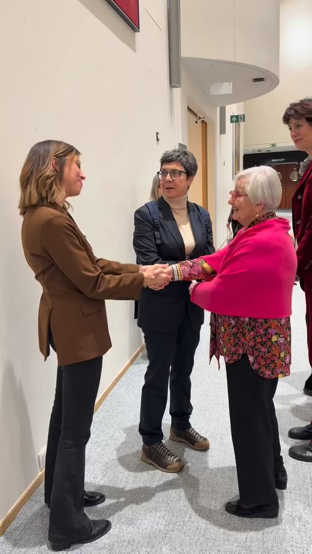 Sono appena uscita dall’aula del Parlamento Europeo, dove oggi si è tenuta la commemorazione della Giornata internazionale della memoria dell’Olocausto.
Abbiamo ricordato le vittime della Shoah con un momento solenne, ma soprattutto necessario.
Abbiamo ascoltato la testimonianza di Tatiana Bucci, deportata ad Auschwitz a soli sei anni insieme alla sorella Andra. Due bambine italiane a cui è stata strappata l’infanzia, sopravvissute all’orrore e che oggi continuano a testimoniare, con forza e dignità, ciò che è stato.
In un tempo in cui l’odio, il razzismo e l’indifferenza tornano ad affacciarsi nel dibattito pubblico, ricordare non è mai un gesto formale.
È una responsabilità.
È una scelta politica e civile. #HolocaustRemembranceDay #tatianabucci #giornatadellamemoria