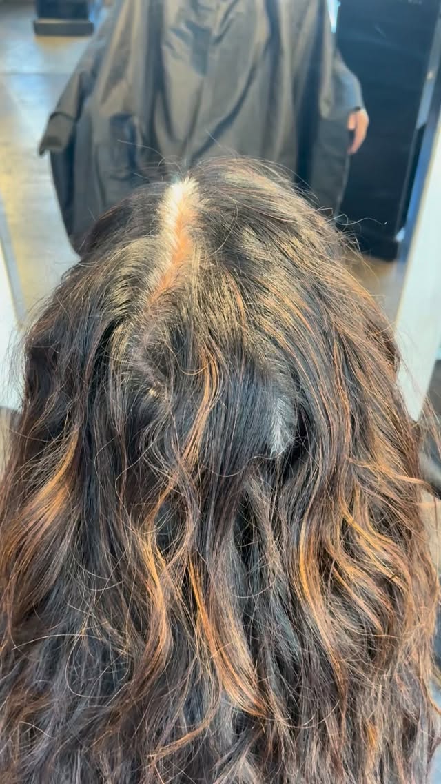 Una vista a Bangs y la vida se nos reinicia ♥️
Horas disponibles para esta semana:
Tratamientos de hidratación/reparación, baño de color, corte, balayage y alisados o botox ☀️
Cuida tu cabello en este verano 🍉⛱️👙