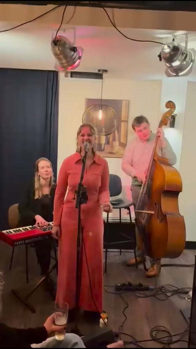 Wat kijken we met een grote glimlach terug op een geslaagde Jazzweek bij 1574. 🎷✨
Dank aan iedereen die erbij was om te borrelen, te dineren, te luisteren en te genieten. En een extra dank aan alle muzikanten die bij ons speelden en onze wijnhuiskamer vulden met prachtige muziek.
En we gaan door… donderdag 29 januari staat de Wine & Beer Battle op het programma. 🍷🍺
Zien we je dan? 🥂