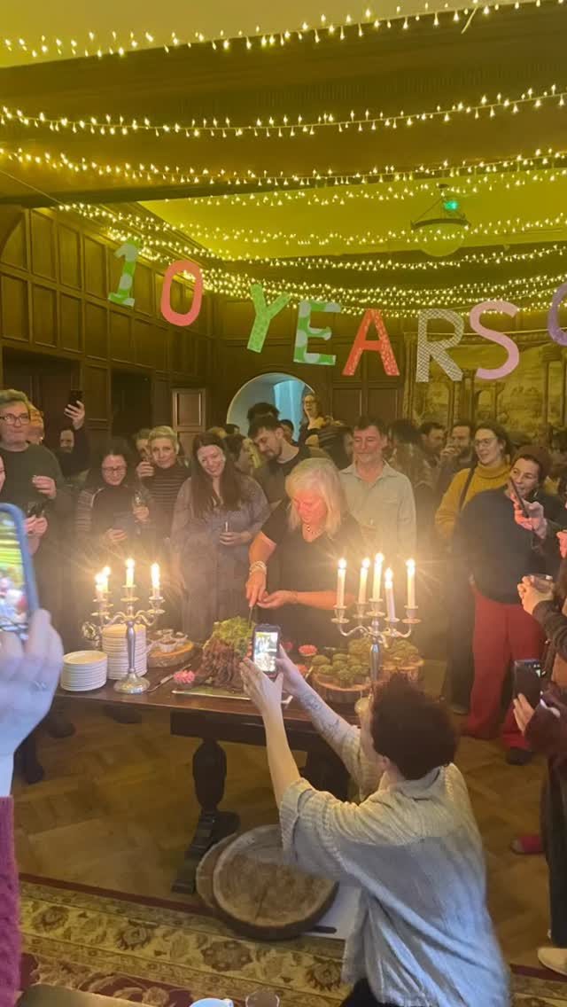 Foraging for friends 😍
As usual, I spent way more time immersing in, rather than photographing the @association_of_foragers annual meet up and 10 year anniversary 🍾🎉 at @colehayespark here’s some snippets of a few moments I did manage to capture.
This event is a real feasting and coming together of likeminded souls and feels now like an annual homecoming, wherever in the county it ends up being!
So many of us humans crave connection, so it’s most excellent when you find your wider tribe and get to spend a few days in that puddle of loveliness.
Massive appreciation to all the folks who organised and gave their time to make this 10 year anniversary such a milestone. Looking forward to next year already!
.
.
.
.
.
.
#foraging #foragers #associationofforagers #aofannualmeetup