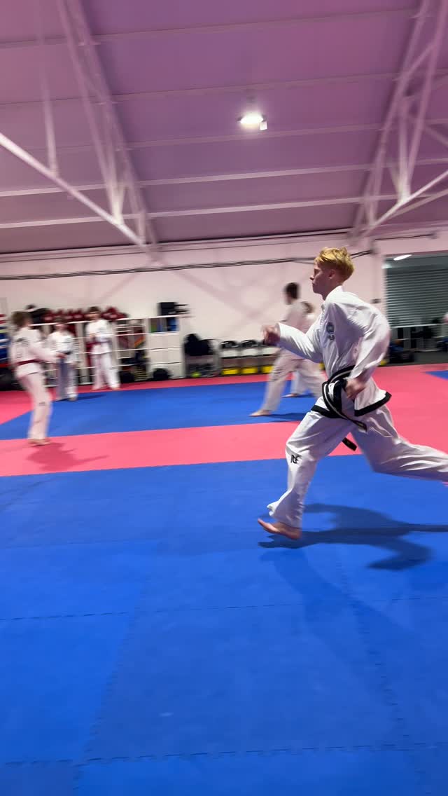 Flying into the weekend 🥋
This discipline is called special technique, where ITF Taekwon-Do athletes perform various flying and jumping kicks! Here we can see some great examples of flying side kick!
Taekwon-Do is one of the best all-round fitness activities for teen boys.
Training develops:
• strength and power
• speed and coordination
• cardiovascular fitness
• mobility and flexibility
• balance and body control
If your teen needs fitness with purpose, Taekwon-Do delivers.
👉 Book your trial now:
www.worcestershiremartialarts.co.uk/trials
First month just £20 | FREE uniform when they join
📍 Unit 3, Checketts Lane Trading Estate, Worcester, WR3 7JW
#worcester #droitwich #martialarts