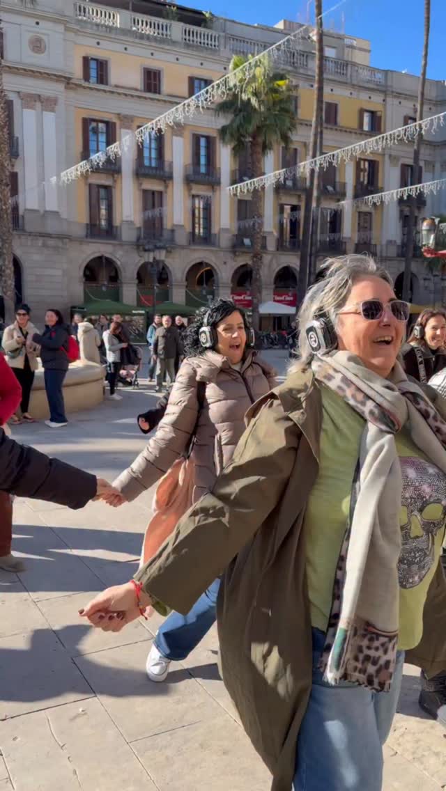 En Barcelona la energía es real.
Sonrisas que no se disimulan, risas que se contagian
y esa alegría que te engancha desde el primer minuto. 🎧✨
Aquí nadie viene a pasarlo regular.
Esto es diversión pura.
Un Silent Disco Tour único en España, donde todos escuchan la misma música
y la ciudad se convierte en el plan perfecto para dejarse llevar.
Quien lo vive lo sabe.
Y quien todavía no… lo tiene pendiente.
Barcelona, Madrid y Valencia te esperan
para descubrir la ciudad como nunca antes la habías vivido.
👉🏼 Comenta “YO” y te enviamos toda la info antes de que se agoten los tickets.
#Bailaloloco #SilentDiscoTour #Barcelona #planesoriginales