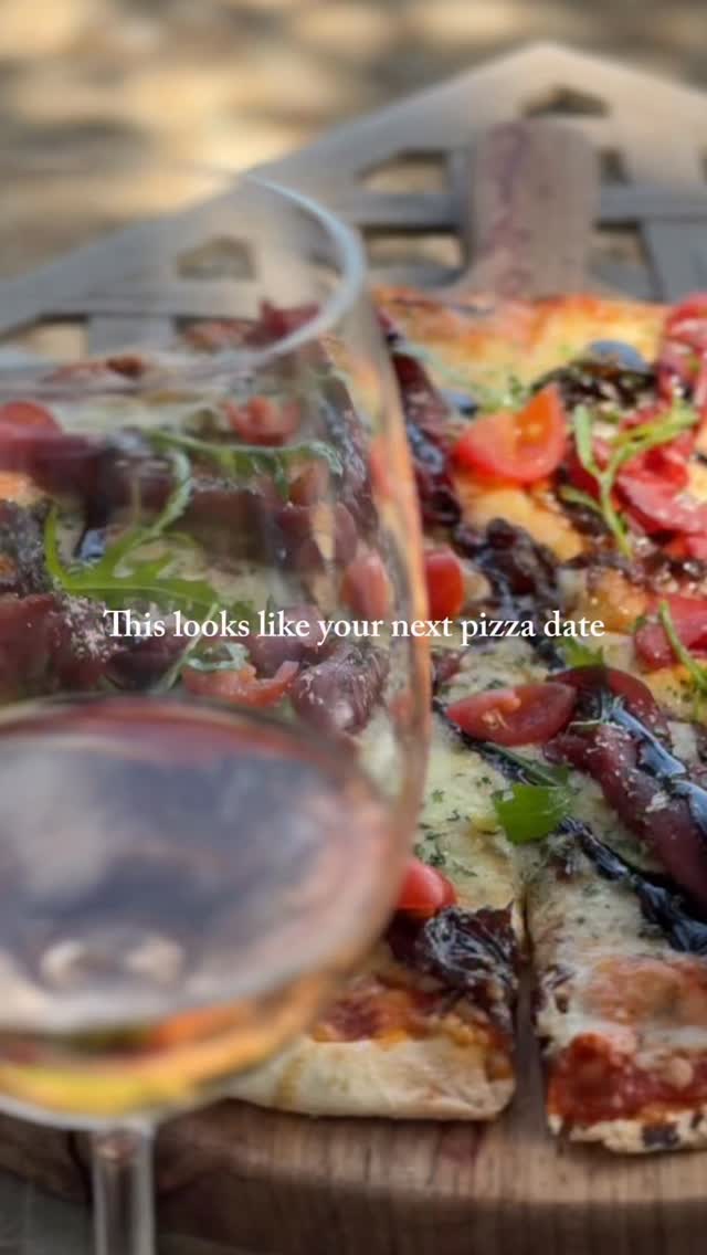 And your next pizza date is at @dekkersvlei - the home of the first white Pinotage 🍕🍷
Join them for a tasting of five different styles of Pinotage, or grab a bottle of bubbles to pair with their exciting and mouthwatering pizza menu! What’s not to love when you can find carpaccio on a pizza, drizzled with balsamic glaze and caramelised onions? 😍 or maybe you’re a roast lamb kinda pizza person? We know we’d order the blue cheese and bacon option any day!
Open Monday to Sunday from 11am to 5pm
#WelcomeToOurHome #PaarlWineRoute #DekkersvleiVineyards